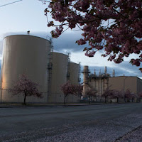 The Encogen combined-cycle natural gas power-plant in Bellingham, WA. (Credit: Wikimedia Commons/Danfmyers) Click to Enlarge.