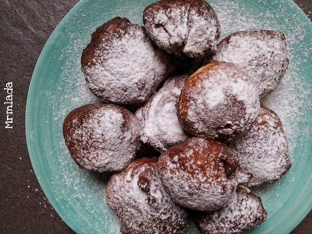 Bollitos de chocolate blanco y arándanos