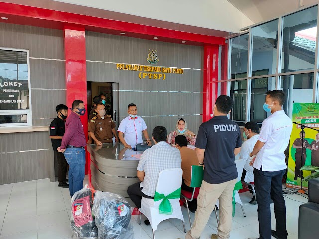 Sat Reskrim Polres Bukittinggi Menyerahkan Tersangka Perkara Penganiayaan Secara Bersama sama Terhadap Anggota Intel Kodim 0304/Agam