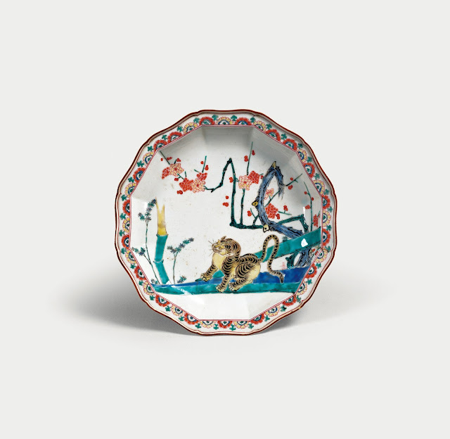 매화, 대나무, 호랑이무늬 접시(色繪梅竹虎文皿), 에도시대, 17세기, 채색 자기, 높이 3.5cm, 지름 19.5cm