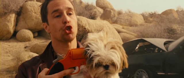 Escena de la película de Seve Psychopaths con Sam Rockwell apuntandole a la cabeza a un perro