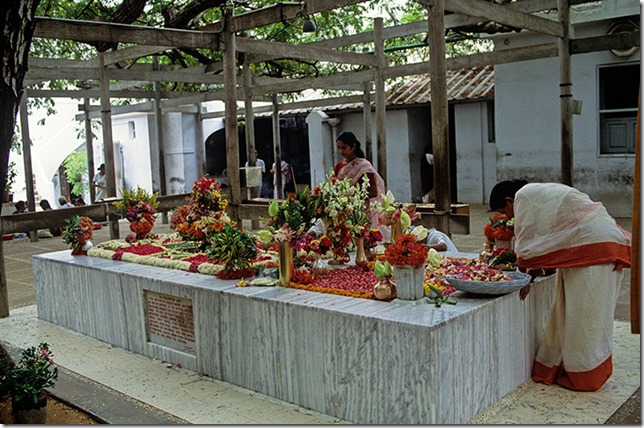 Sri-Aurobindo-Ashram-Pond-001 (1)