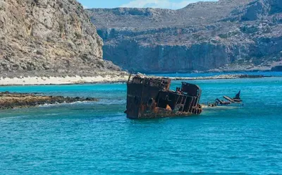 to-entyposiako-navagio-pou-klevei-tis-entyposeis-stin-kriti