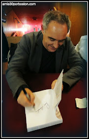 Ferran Adrià Dedicándome su Libro