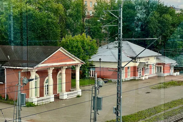 улица Панфилова, здания железнодорожной станции Серебряный Бор (построены в 1908 году)