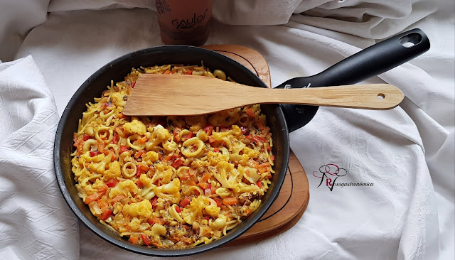 Cazuela de fideos, calamar y coliflor