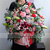 flower box mawar, bunga valentine, buket bunga dan cokelat, handbouquet ferrero rocher, toko bunga valentine, bunga rose merah dan cokelat, florist jakarta barat, toko bunga grogol