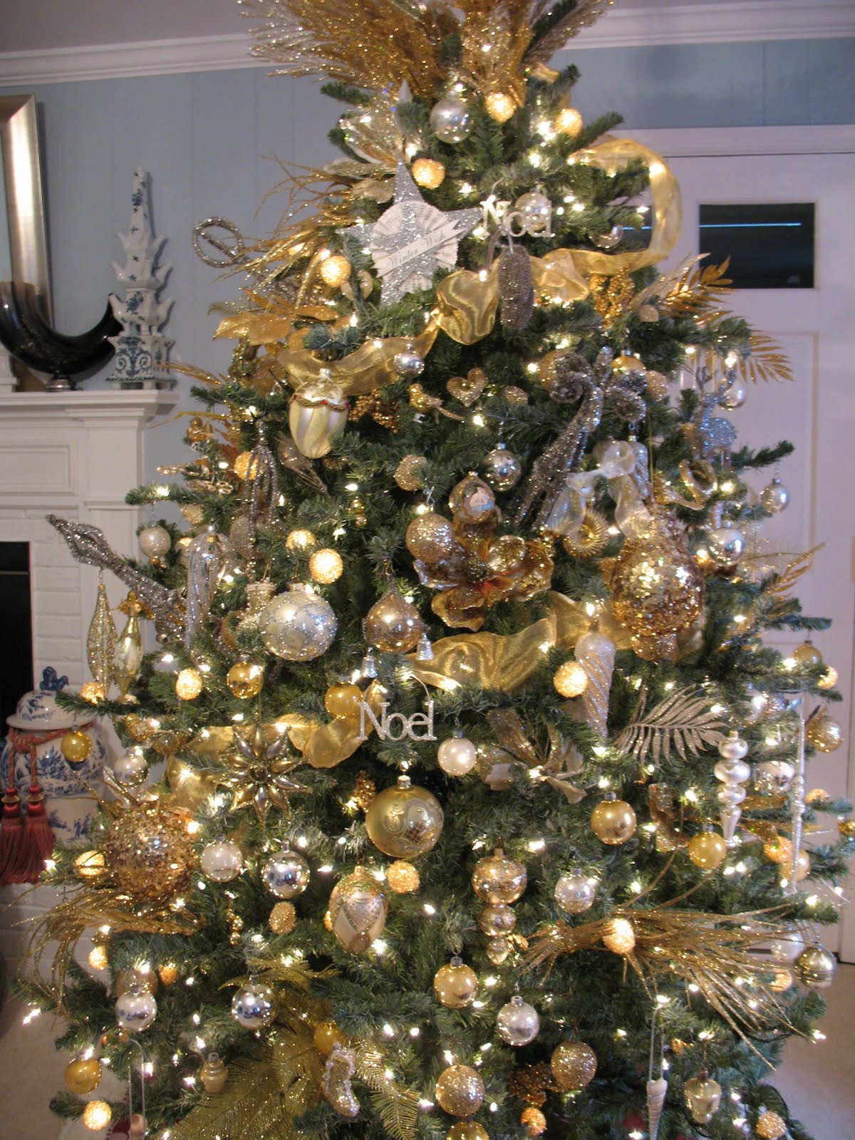 Christmas tree decorations silver and gold photo 6