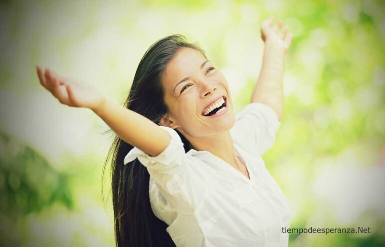 Mujer feliz levantando las manos