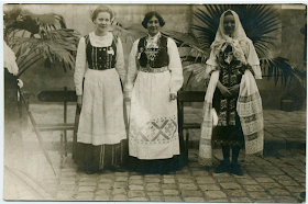 [Group photo]: Elsa Hakovanky ... Digital ID: 1536792. New York Public Library