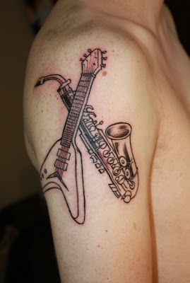 Tatuagem de Violão e Saxofone