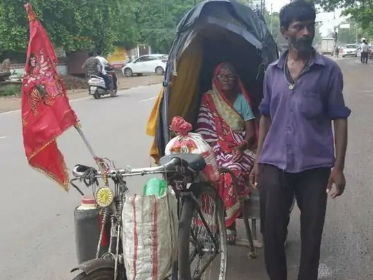 सायकल को बनाया रिक्शा,मां को तीर्थ यात्रा करा रहा कलयुग का श्रवण कुमार