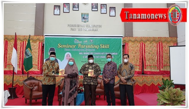 Seminar Parenting di Dapil, Nevi Zuairina Sampaikan Pasangan Keluarga Inspiratif