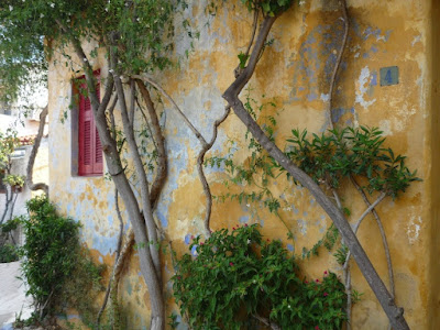 Detalle de una casa en el barrio de Anafiotika de Atenas