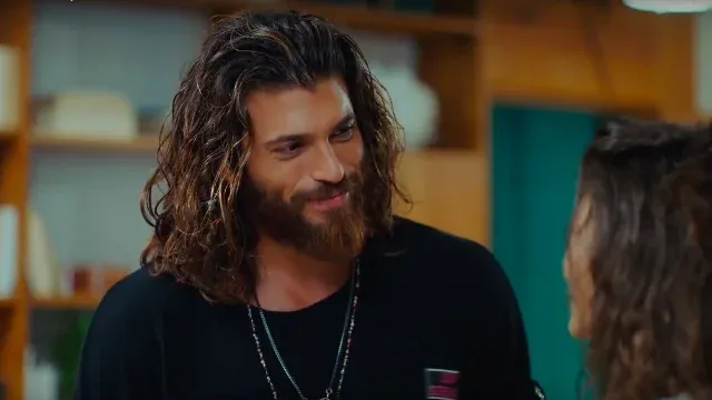 The spotlight is on Can Yaman and Demet Ozdemir. According to sources, the two actors have a clandestine relationship, and they will meet in Venice.