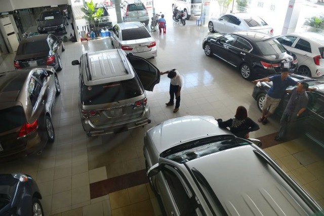 Thị trường ô tô Việt ‘chạy đà’ thảm họa: Doanh số giảm 50% tháng đầu tiên, 2 ông <a href=