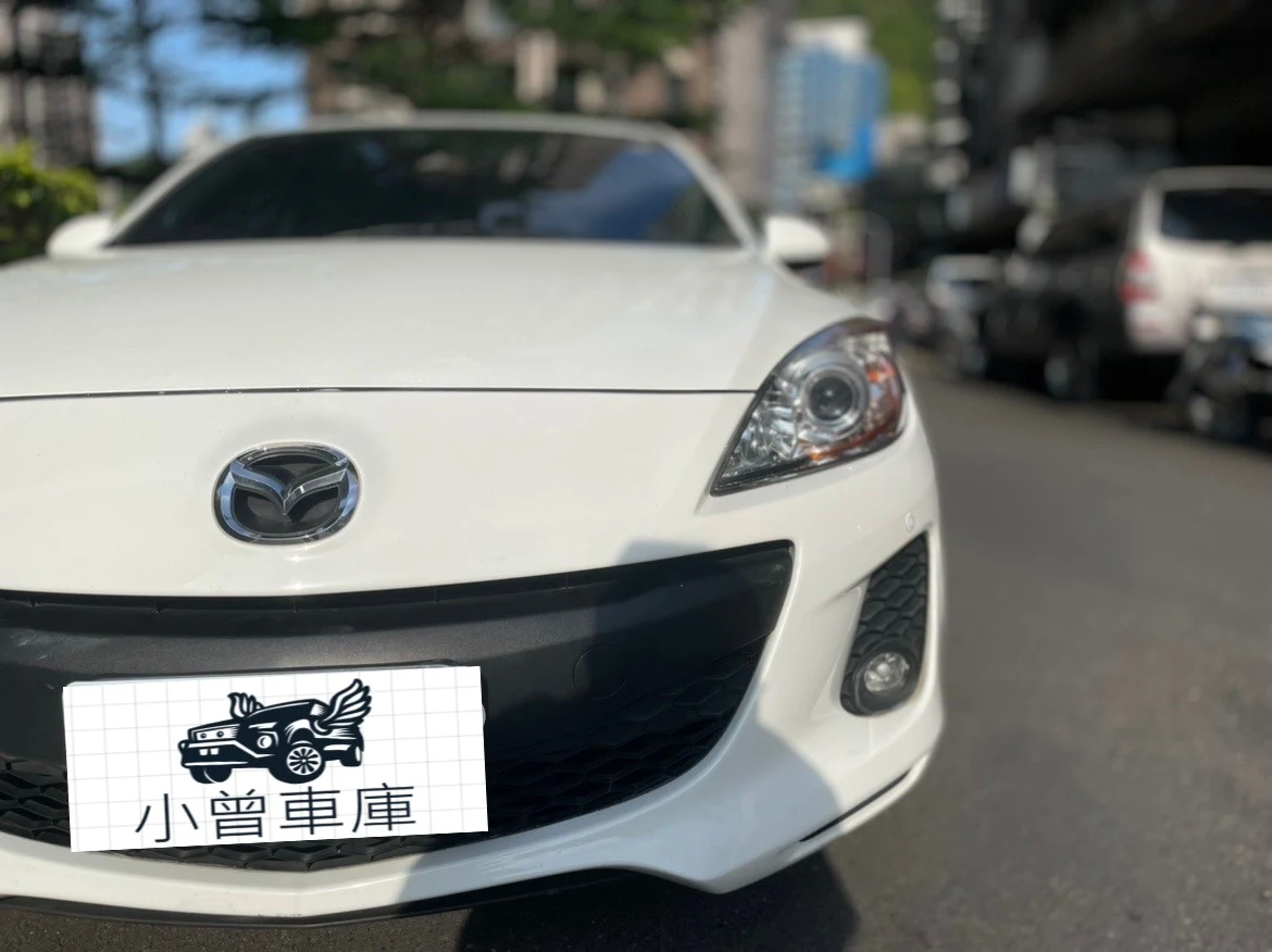 2013年 MAZDA3 1.6白色馬3中古車  Mazda中古車 Mazda二手車  價錢：29.8 萬  里程：17萬多公里     車況: 白色一手自用 ，車主是台北地區上班族 ，新車開到現在...最近換 BMW 忍痛請我們收購這台馬3二手車 ，已經檢查過無待修。   配備: DVD,皮椅,電動窗,電動後視鏡,HID,日行燈,魚眼,天窗,鋁圈,定速,倒車雷達,倒車顯影,衛星導航,恆溫空調,ABS,防盜,安全氣囊      賞車專線：@690anjtz          其他資訊： 1.贈送中古車保固一年  2. 5/30 前下定送汽車美容及小保養 👏👏👏