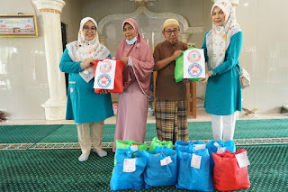 Kerukunan Istri Karyawan Semen Tonasa Bagi Sembako ke Marbot dan Imam Masjid Serta Guru Mengaji