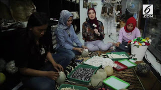 Saat berjalan-jalan di Pulau Seribu, Cici Tri Sulastri melihat banyak kulit kerang berserakan di pinggir pantai. Hal itu menjadi inspirasi Cici untuk membuat usaha berbahan dasar limbah kulit kerang.  Kini, usaha yang telah dirintisnya sejak 2009 ini telah diekspor ke berbagai negara dan memiliki omzet minimal Rp 50 juta per bulan.