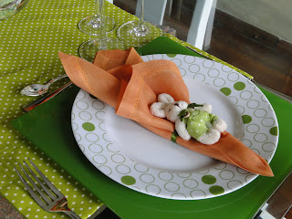 prato de bolas, sousplat verde, guardanapo laranja, porta guardanapo de coelho, decoração páscoa