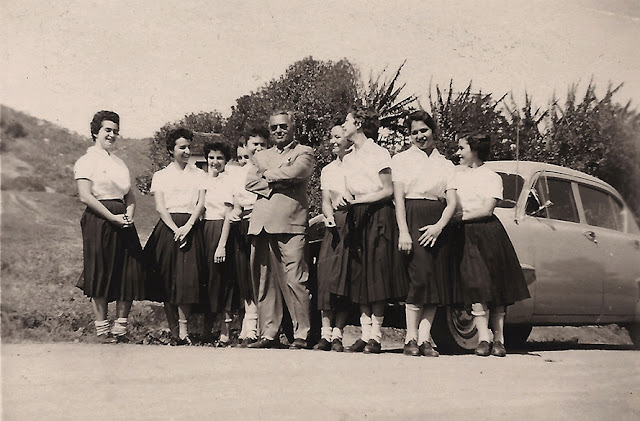 Alunas em pesquisa na companhia do Prof. Guilherme Santos Neves, anos 50.