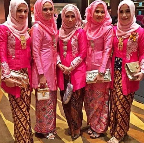 Foto Baju  Muslim  Kebaya Modern Kombinasi Brokat untuk 