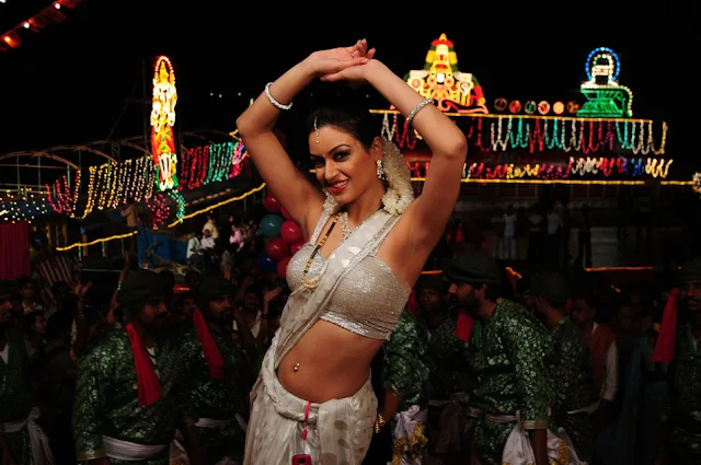 Maryam Zakaria in White Sleeveless Saree