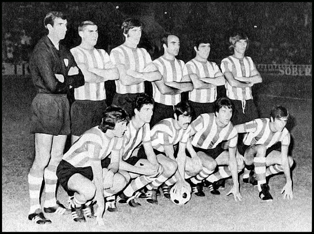 ATHLETIC CLUB DE BILBAO. Temporada 1972-73. Iribar, Guisasola, Astrain, Sáez, Zubiaga y Rojo II; Lasa, Villar, Arieta, Uriarte y Rojo I. ATHLETIC CLUB 2 🆚 SPORT LISBOA E BENFICA 1 Domingo 27/08/1972, 22:30 horas. XVIII Trofeo Ramón de Carranza, final. Cádiz, estadio Ramón de Carranza. GOLES: ⚽0-1: 21’, Nené. ⚽1-1: 83’, Carlos. ⚽2-1: 112’, Carlos.