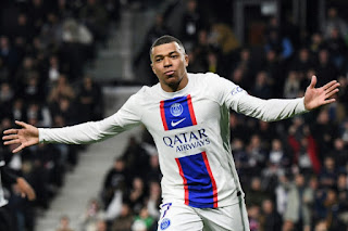 Kylian Mbappé célébrant un but sous les couleurs du PSG