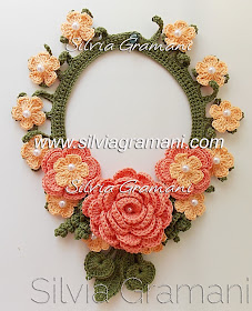 Colar de flores em croche