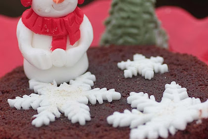 Healthy Vegan - Gingerbread Cake with Edible Snowflakes, Snowman and Christmas Tree