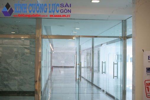 Không gian nhà đẹp đón tết với cửa kính cường lực