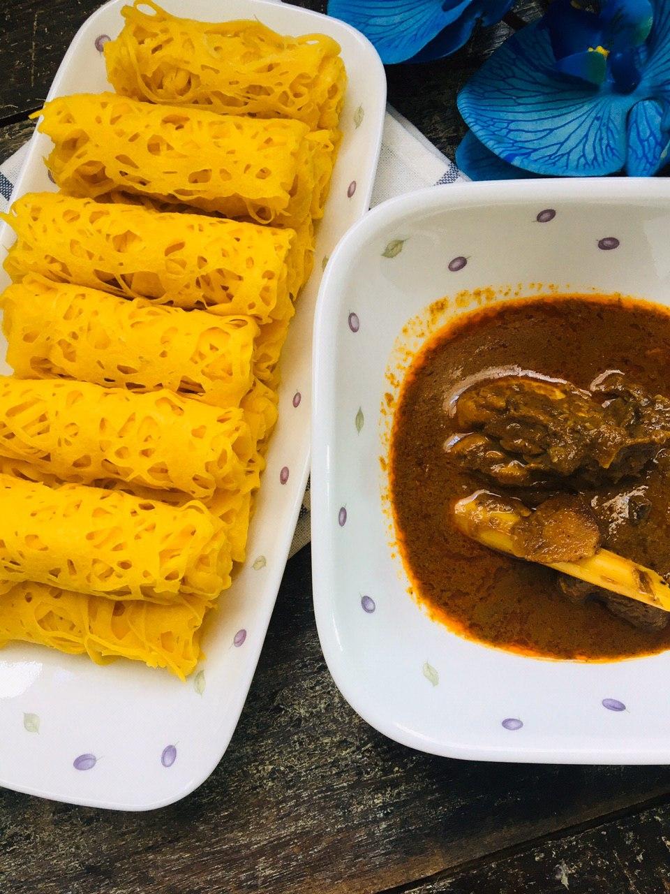 Cik Wan Kitchen Roti Jala Dengan Ayam Kerutuk