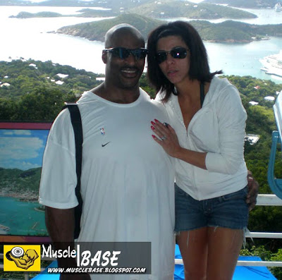 Site Blogspot  Muslim Wedding Clothing on Ronnie Coleman With His Wife At U A E   Ronnie Coleman In Muslim Dress