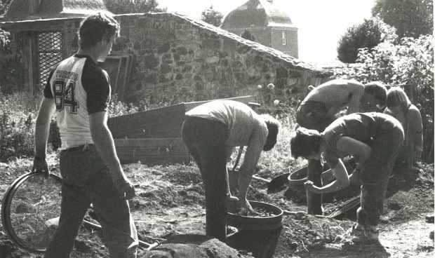 Εθελοντές σκάβουν στον κήπο του Melville House, το 1984.