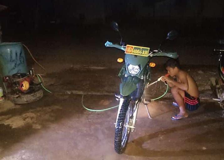 Anggota satgas TMMD Luangkan waktu di malam hari untuk mencuci motor dinas