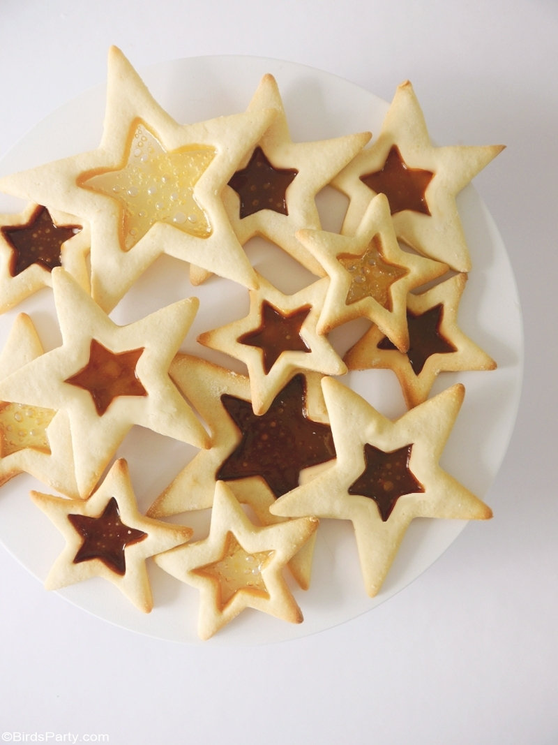 Recette de biscuits étoiles de Noël au caramel - de jolis biscuits faciles à préparer avec toute la famille ce Noël! Fait aussi un excellent cadeau!