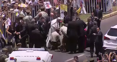 Una policía se cayó del caballo y el Papa Francisco se bajó del Papamovil para ayudarlo