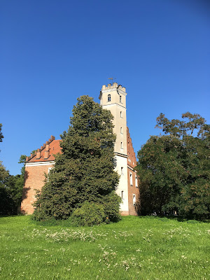 Późnogotycki architektonicznie dwór obronny w Grocholinie, nazywany czasami „zamkiem” lub „kamienicą”, pochodzi z 1. poł. XVII w. Stanowi on swoisty unikat na skalę ogólnopolską