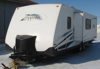 Travel trailer with hitch