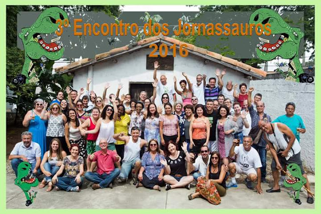 Grupo de pessoas agrupadas em frente a uma casa e com ilustrações sobrepostas de dinossauros