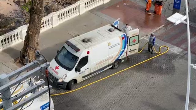 Ambulância utilizada para pacientes com coronavírus é lavada no meio da rua na Barra