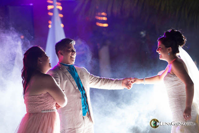 Su fotógrafo aprovechó a tomar los detalles más importantes de la boda:  El hermoso vestido,  La boda de Elizabeth y Joaquín se llevo a cabo el día 09 de enero del 2017 en Bahías de Huatulco Oax. en el Hotel Las Brisas Huatulco.