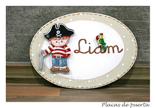 placa de puerta infantil pirata con loro nombre Liam babydelicatessen