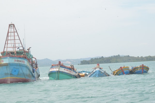 KKP-Kejaksaan Tenggelamkan 10 Kapal  Ilegal Fishing di Laut Batam