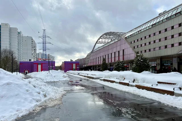 Профсоюзная улица, дворы, торговый центр 2018 года постройки, торговый центр «Кони-Айленд» (построен в 2001 году)