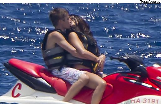 Adegan Panas Justin Beiber dan Selena Gomez di Hawaii - FaceLeakz