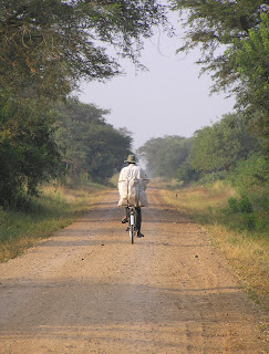 Eenzame fietser in Uganda