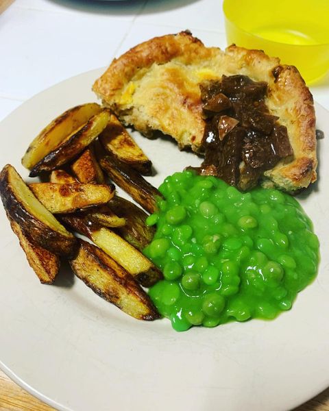 Steak & kidney pie, WW chunky chips & mushy peas recipe