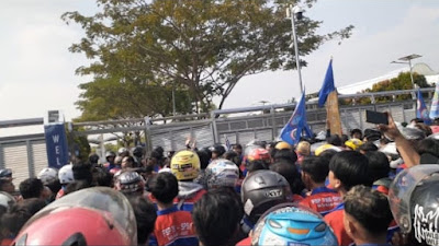Ratusan Warga Serikat Buruh di Majalengka gelar aksi Demo di Depan Pabrik PT. Shoetown Ligung Indonesia